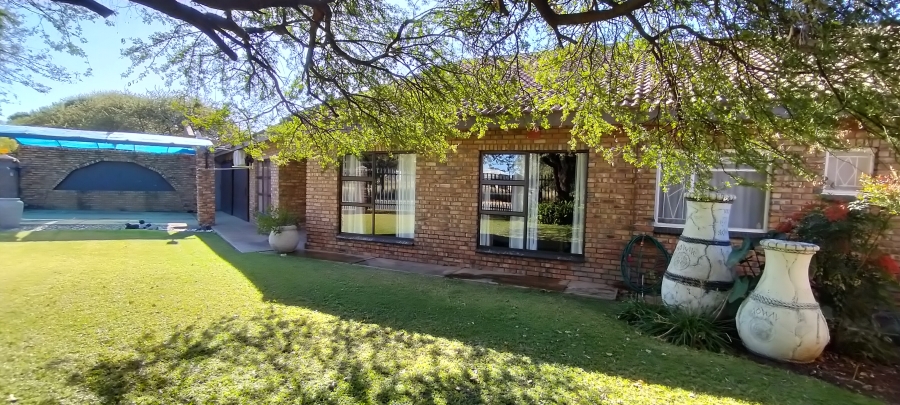 4 Bedroom Property for Sale in Jan Kempdorp Northern Cape